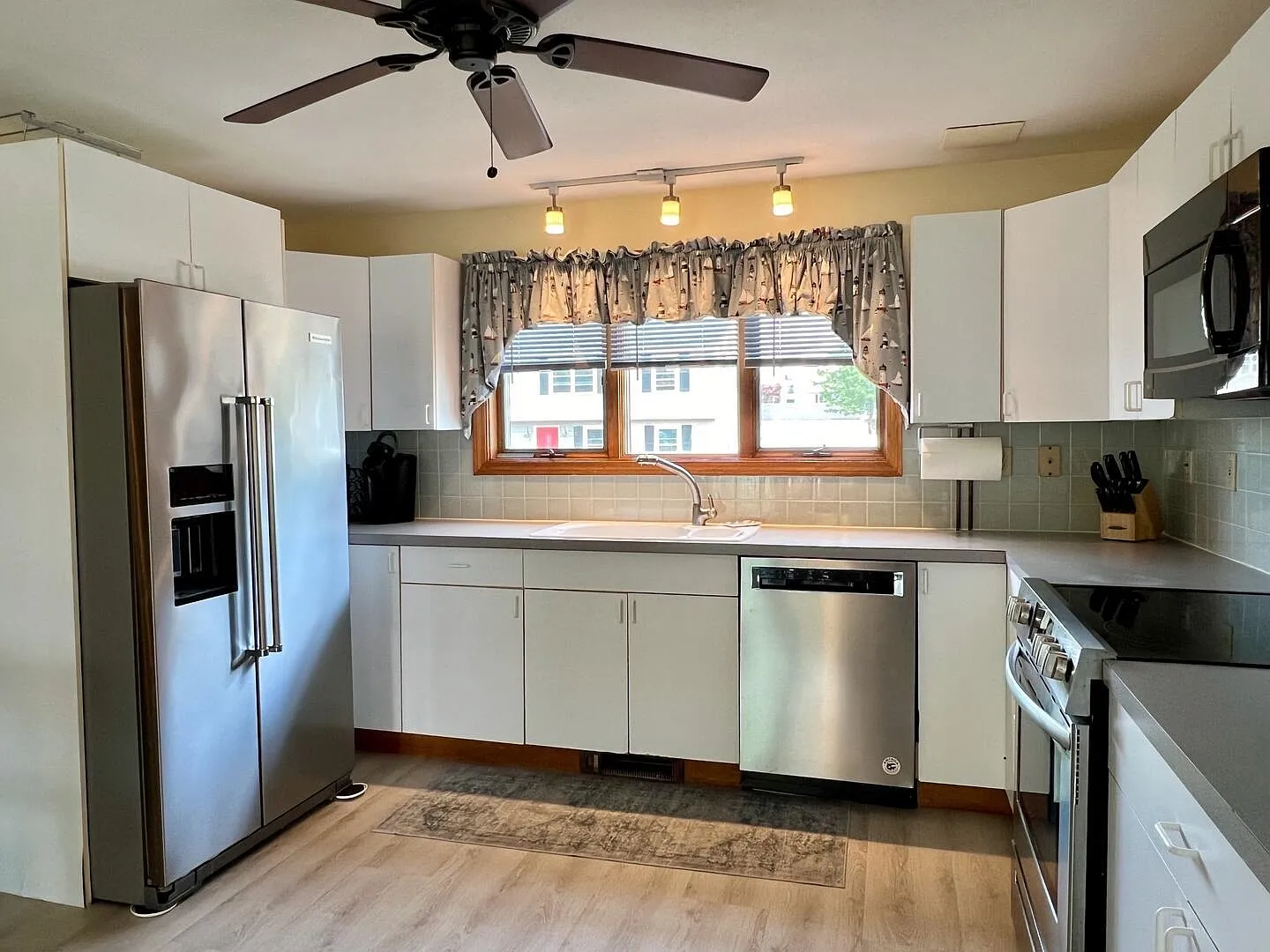 2 bed, 2.0 bath, 2300 sqft, $2,600 — Photo 3