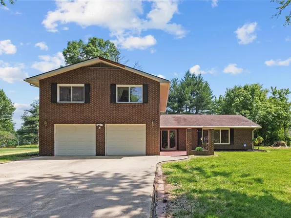 1257 Bethany Ln, Godfrey, IL 62035