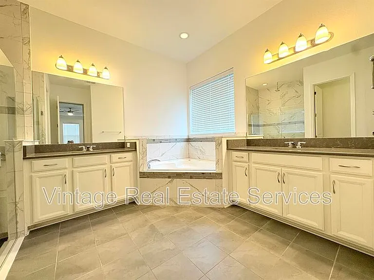 4645 Butler National Dr — Photo 23