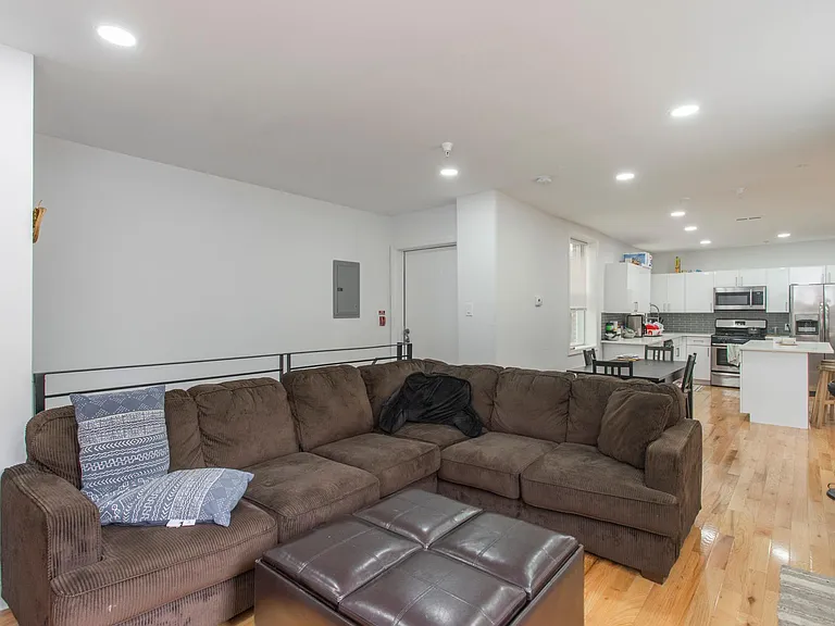1629 Wallace St #1R — Photo 15