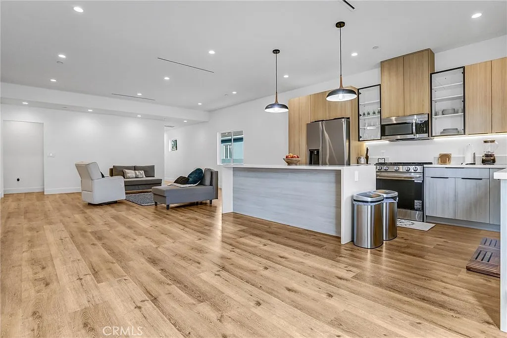 3 bed, 1600 sqft, $4,495 — Photo 2