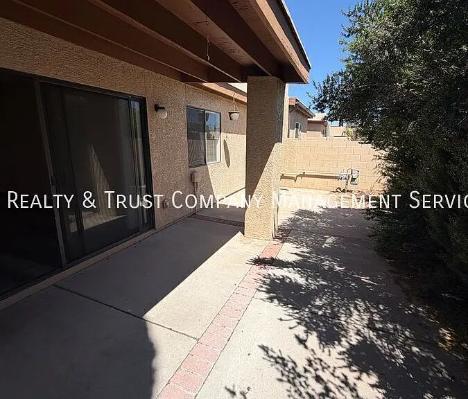 709 W Millbrook Ln — Photo 25