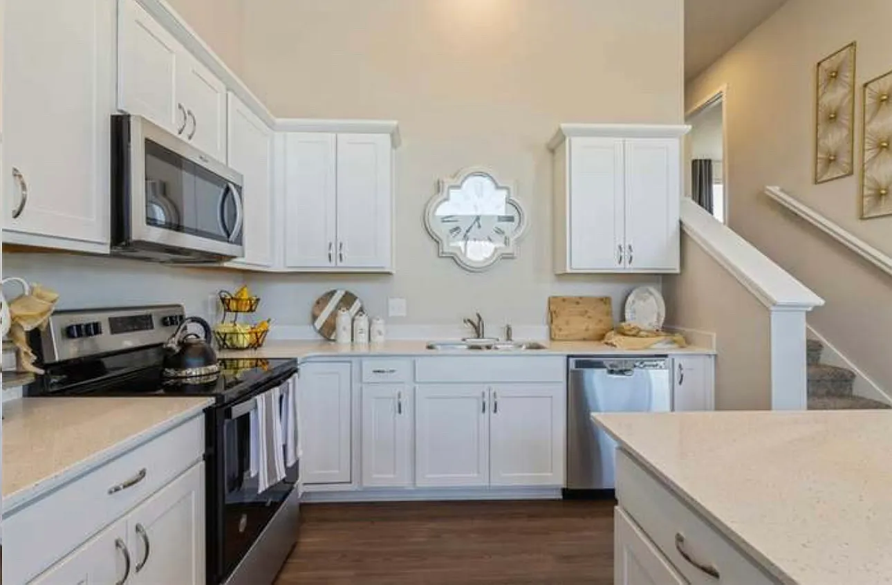 877 NE Larkspur Ave — Photo 4