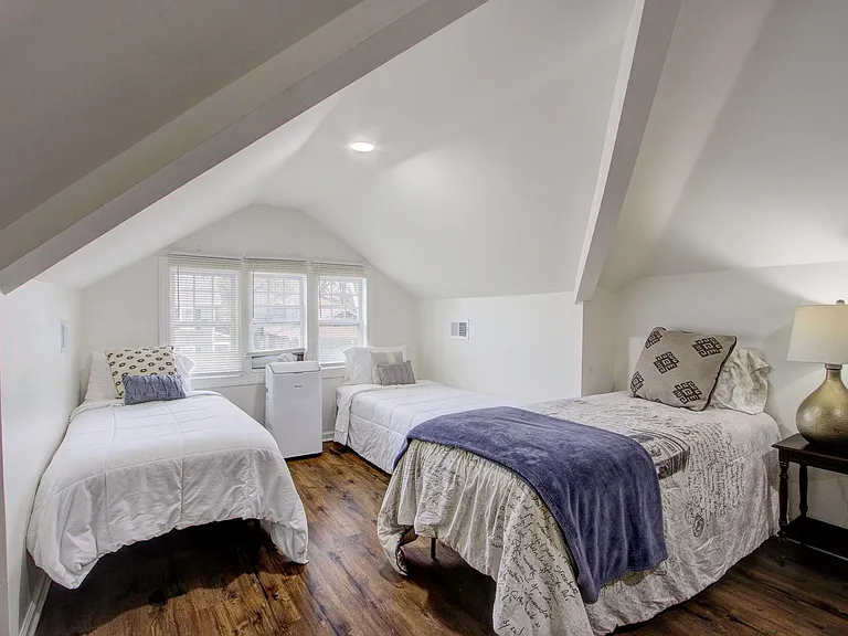 1855 Oliver Ave — Photo 10