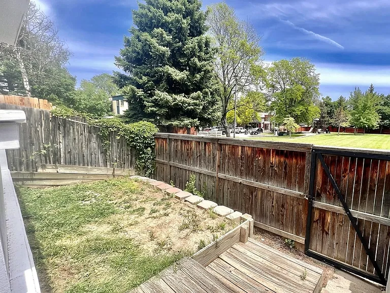 11646 Lincoln St — Photo 19
