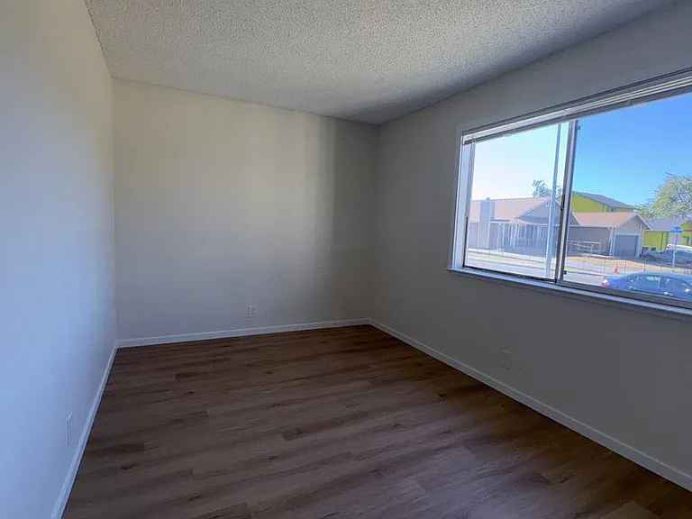 1006 Longspur Dr — Photo 9