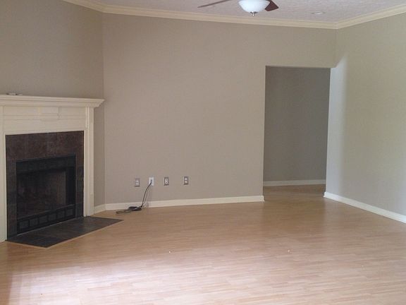 SPACIOUS LIVINGROOM