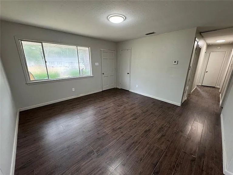 4734 Clarendon Dr — Photo 2