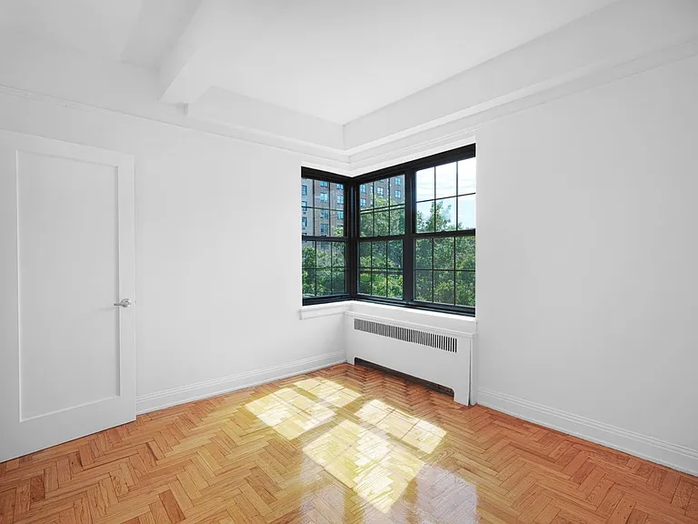 245 E 11th St #5D — Photo 1