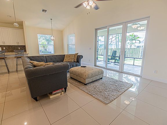 3rd image of 930 SW Versailles Avenue
