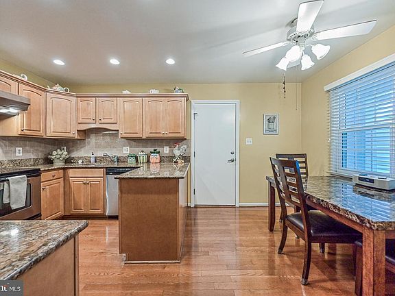 3rd image of 8924 Lake Braddock Dr
