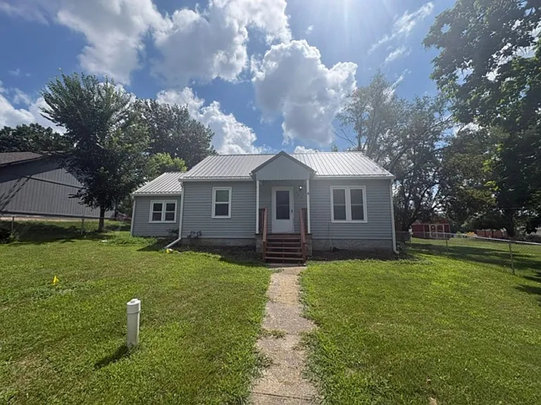 406 N Armstrong St — Photo 2