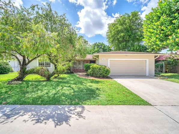 4920 N Hills Dr, Hollywood, FL 33021