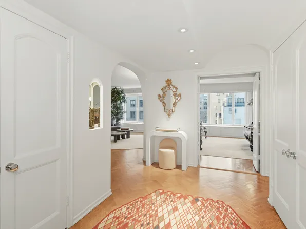 1050 5th Avenue image 2 of 14