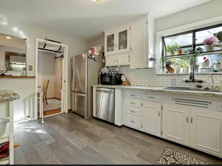 1528 W Roseburg Ave #A — Photo 3