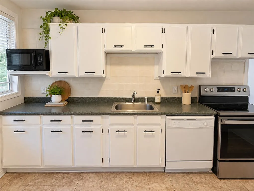 3 bed, 1.0 bath, 1080 sqft, $1,865 — Photo 3