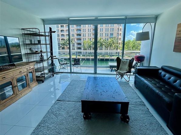 2950 NE 188th St APT 216