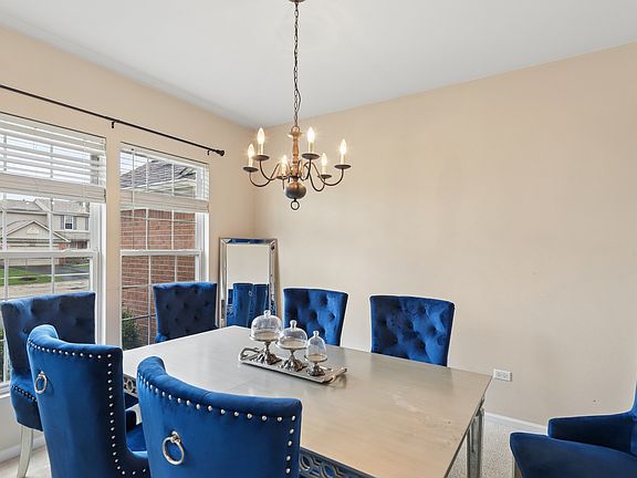 4th image of 210 Honeysuckle St