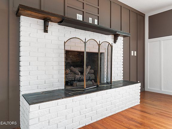 4th image of 608 Mountain View Dr