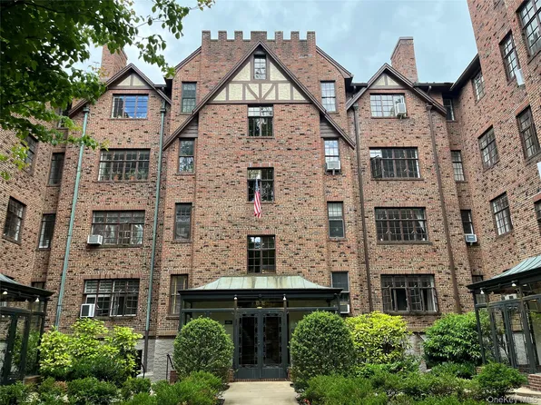 38-30 Douglaston Pkwy #4C, Little Neck, NY 11363