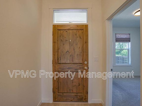 4th image of 935 SE 36th St