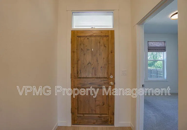 935 SE 36th St — Photo 4