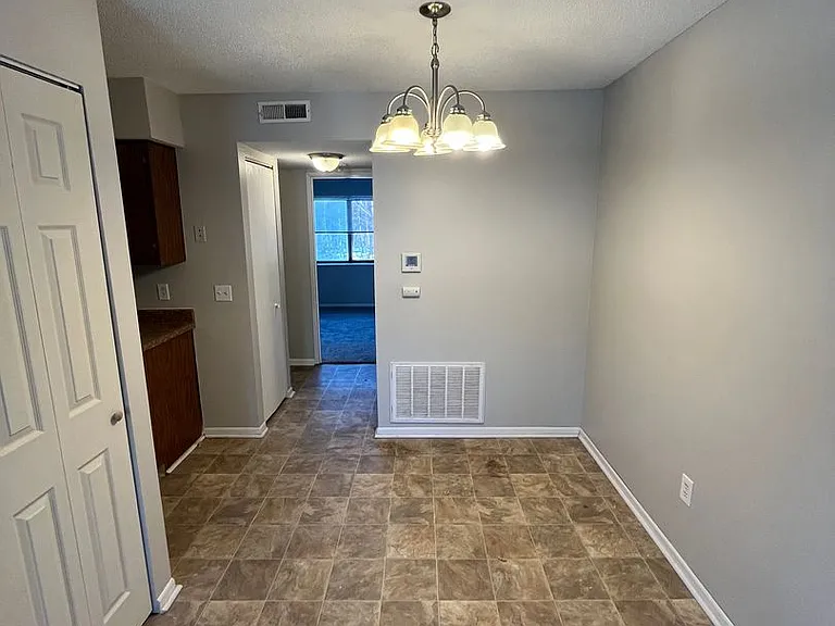 223 S Ivy Ln — Photo 4