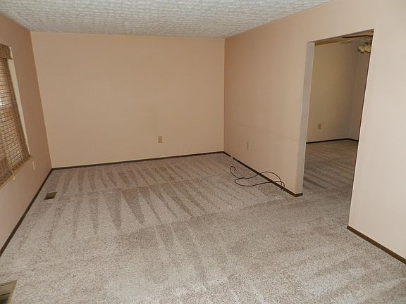 5th image of 645 Spirea Ave