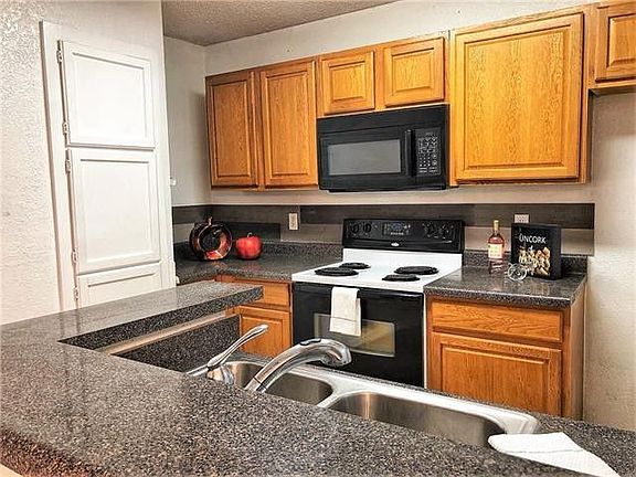 2nd image of 1156 Hemlock Dr