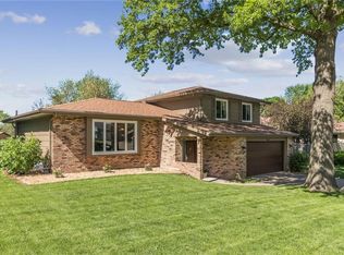 3704 Western Hills Dr, West Des Moines, IA 50265