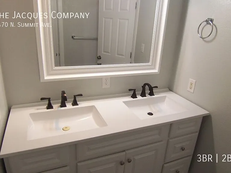 1470 N Summit Ave — Photo 9