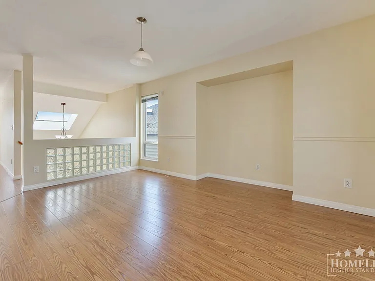 6375 187a St #UPPER HOUSE — Photo 10