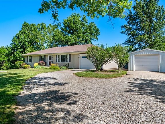2nd image of 17890 Tonganoxie Dr