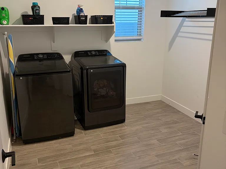 Washer/Dryer Included
