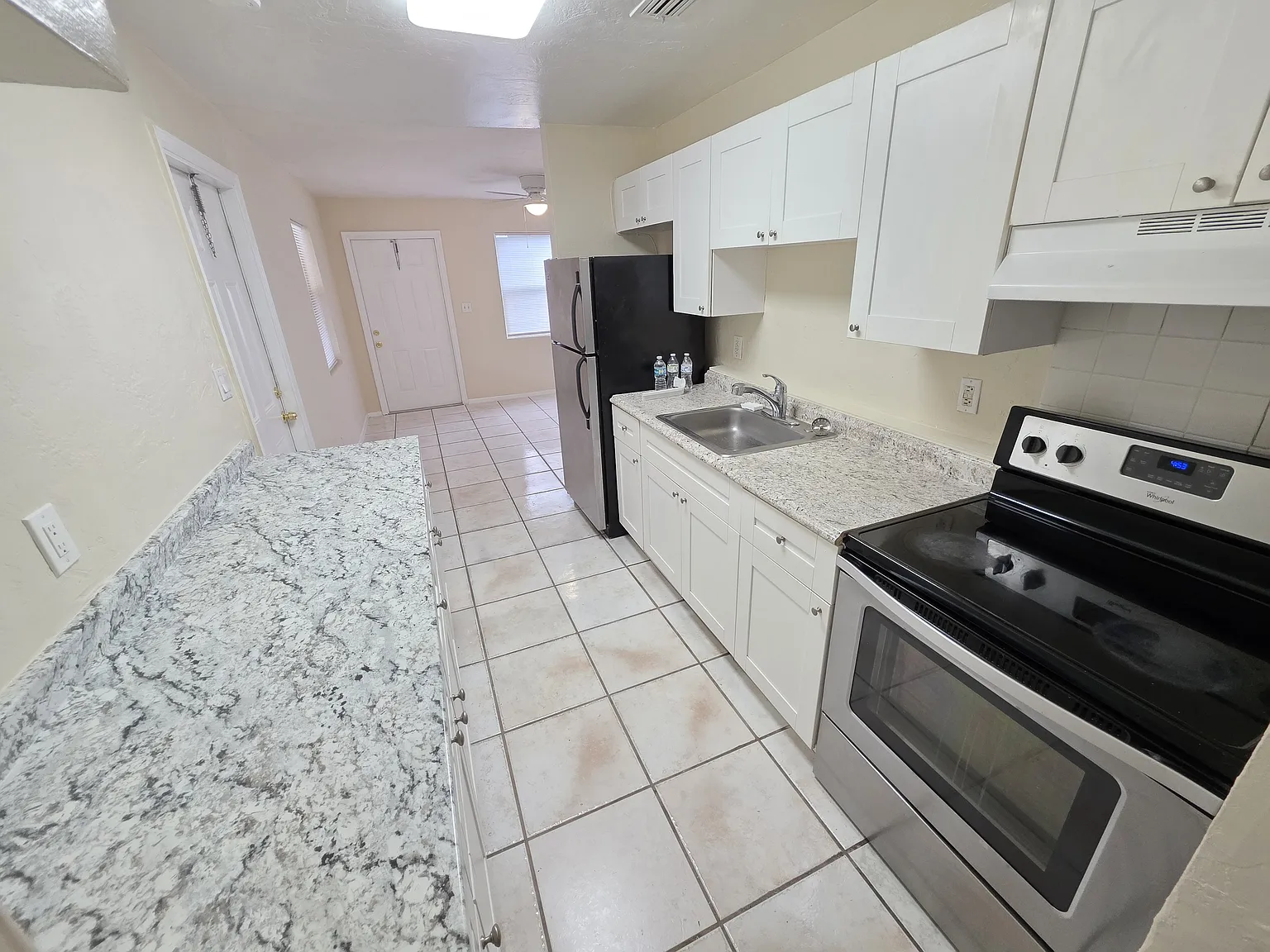 3 bed, 860 sqft, $2,550 — Photo 2