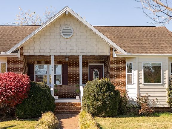 3rd image of 12 River Hill Pl