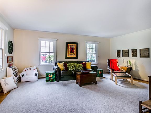 LR is sizable & comfortable