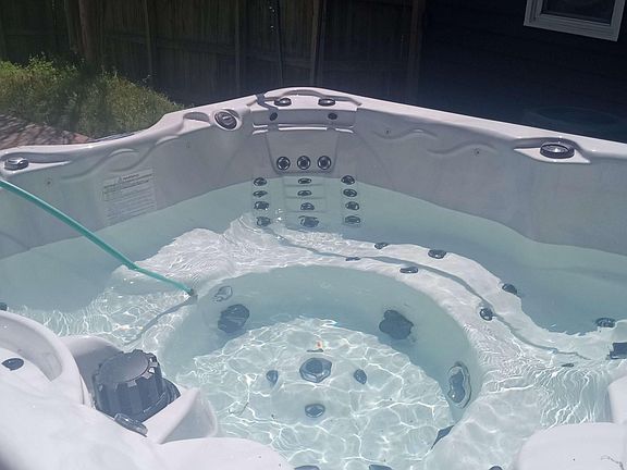 Private and enclosed Hot tub jet spa 24x7