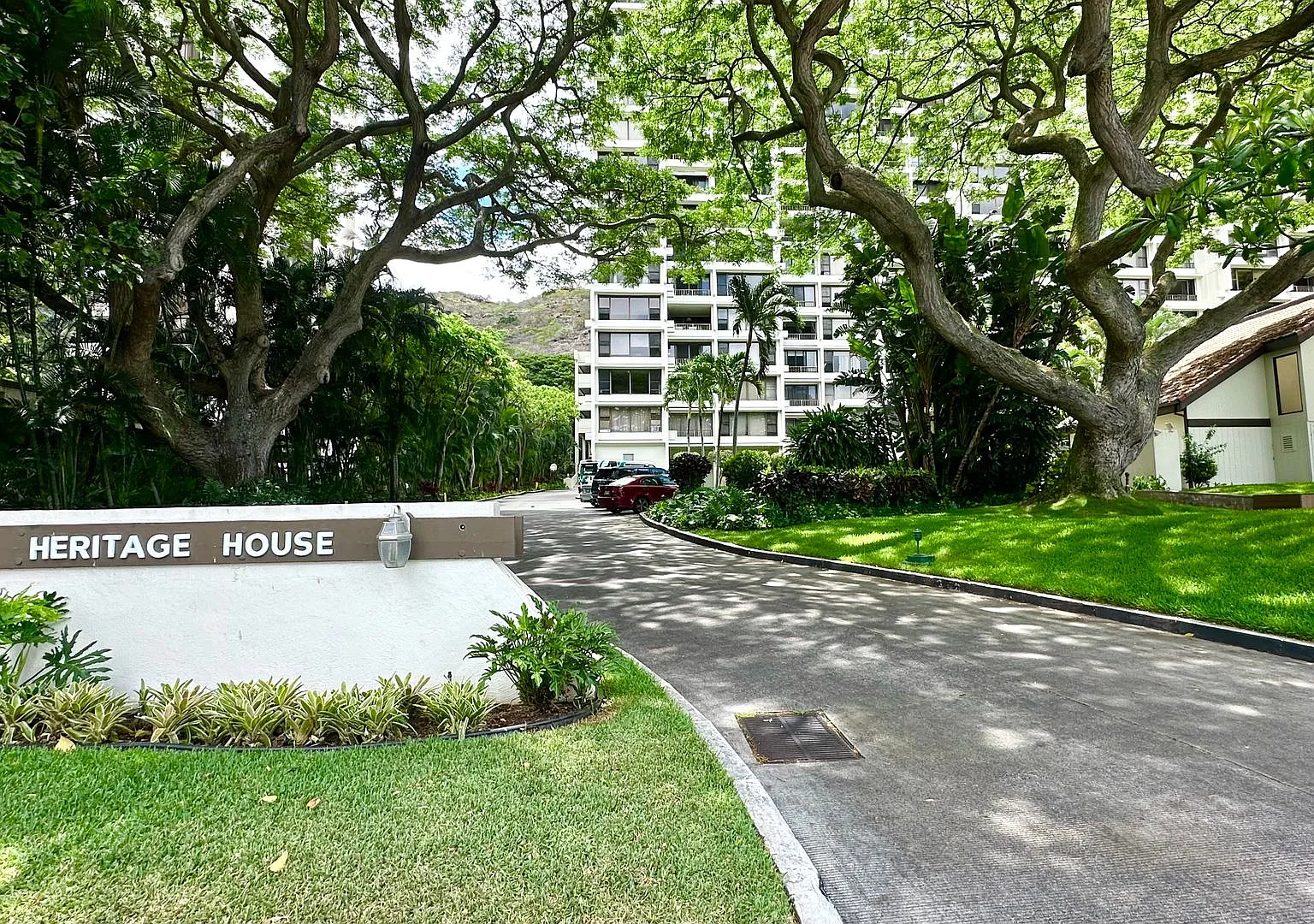 2 Bed/2 Bath - Heritage House (Hawaii Kai) Lanai, Ac, Washer/Dryer & Pet Friendly — Photo 2