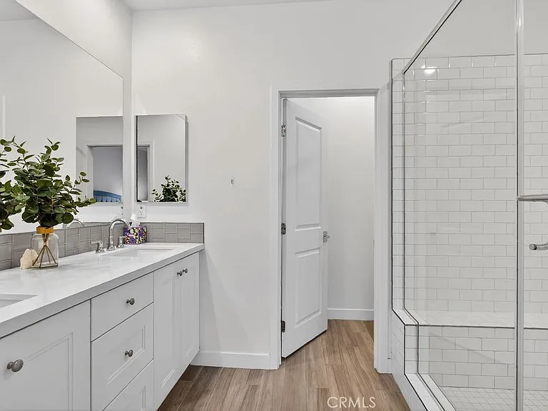 985 Doheny Way — Photo 17