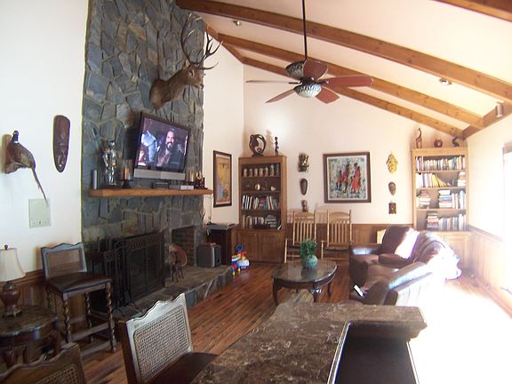 Family room w/ wet bar and fp
