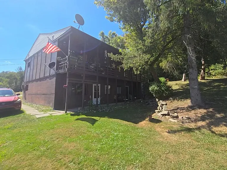 105 Hilltop Dr — Photo 2