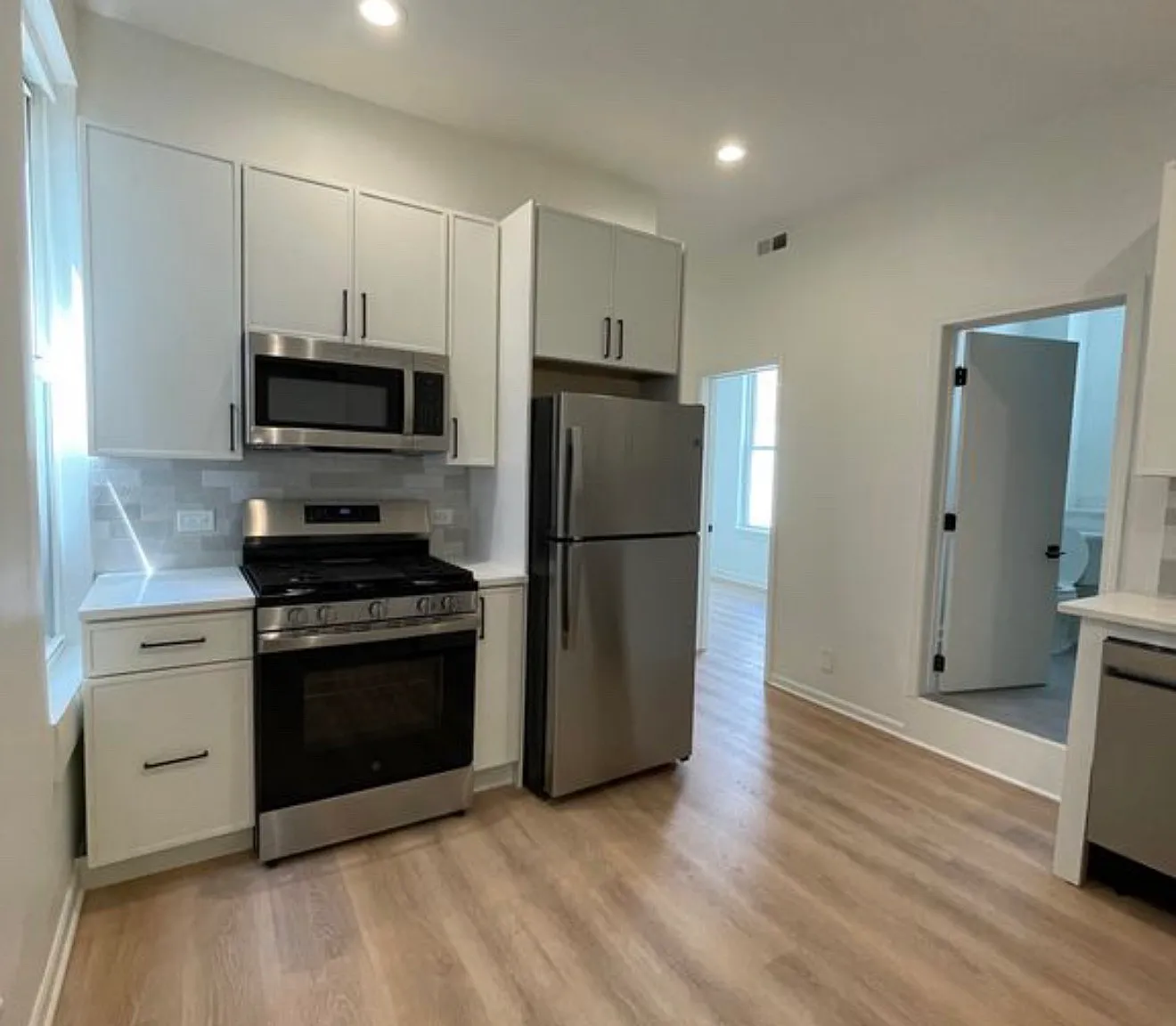 3 bed, 1000 sqft, $2,750 — Photo 2