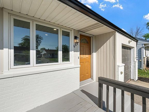3rd image of 689 Georgian Dr