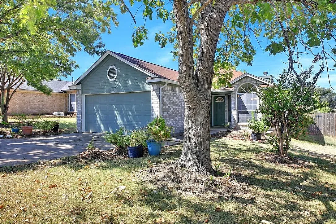 3 bed, 1217 sqft, $749 — Photo 3