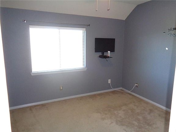 5th image of 966 Wooded Creek Dr