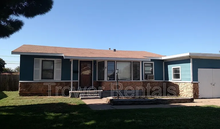 2702 S Colonial Dr — Photo 1