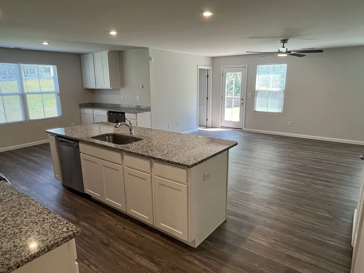 Spacious 4 Bed Home with Loft and Office in North Charlotte — Photo 4