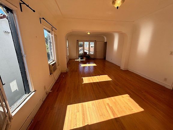3rd image of 622 N Irving Blvd