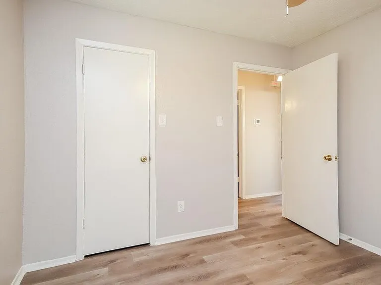 5014 Meadow Crest St — Photo 12